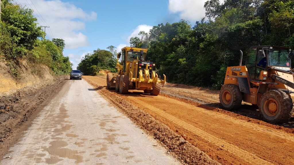o edital CC n° 014/2020, que visa contratar empresa especializada em obras e serviços de engenharia para manutenção e conservação de sinalização horizontal e vertical na rodovia AM-010 (do Km 17 ao Km 266), compreendendo os municípios de Manaus, Rio Preto da Eva e Itacoatiara.