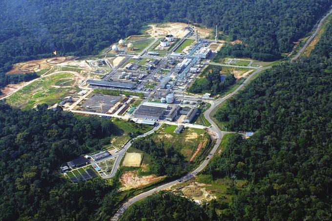 Vista aérea de complexo industrial ligado ao setor de óleo, gás e energia no Amazonas