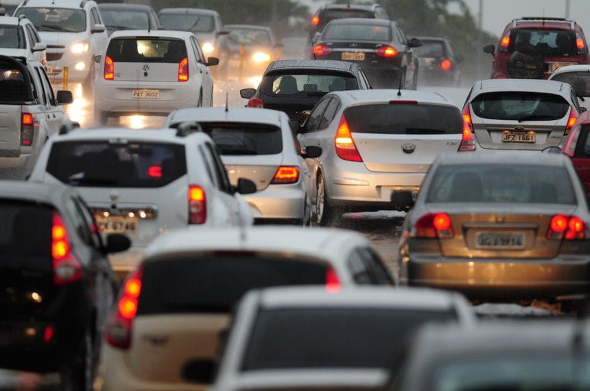Entre outros pontos, a proposta aumenta a validade da Carteira Nacional de Habilitação (CNH) para dez anos e vincula a suspensão do direito de dirigir por pontos à gravidade da infração