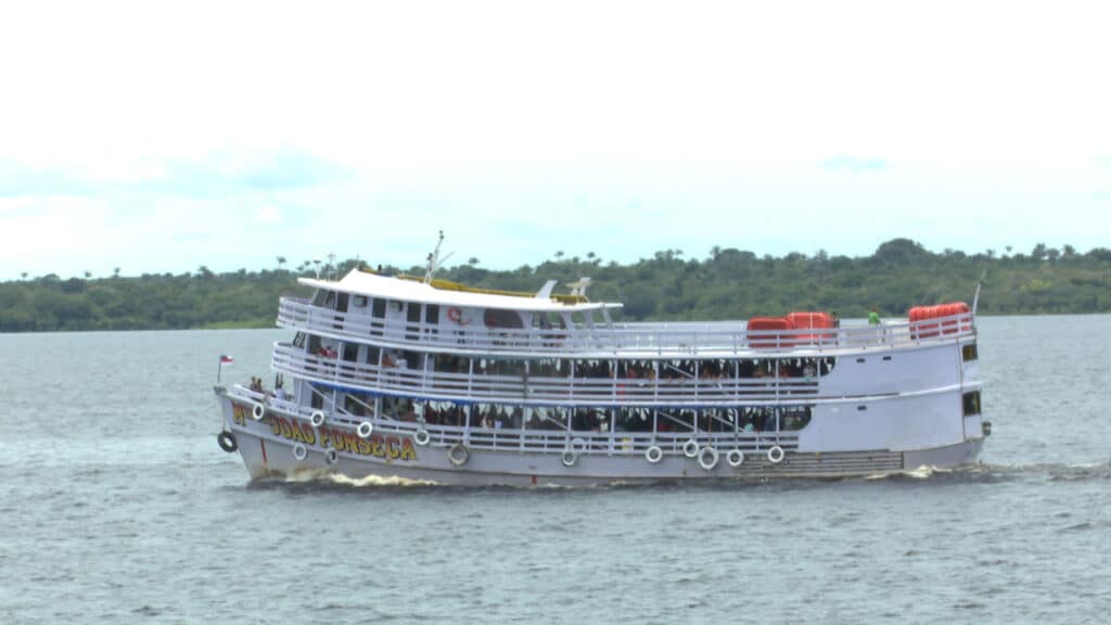 Barco realizando transporte fluvial nos rios do interior do Amazonas