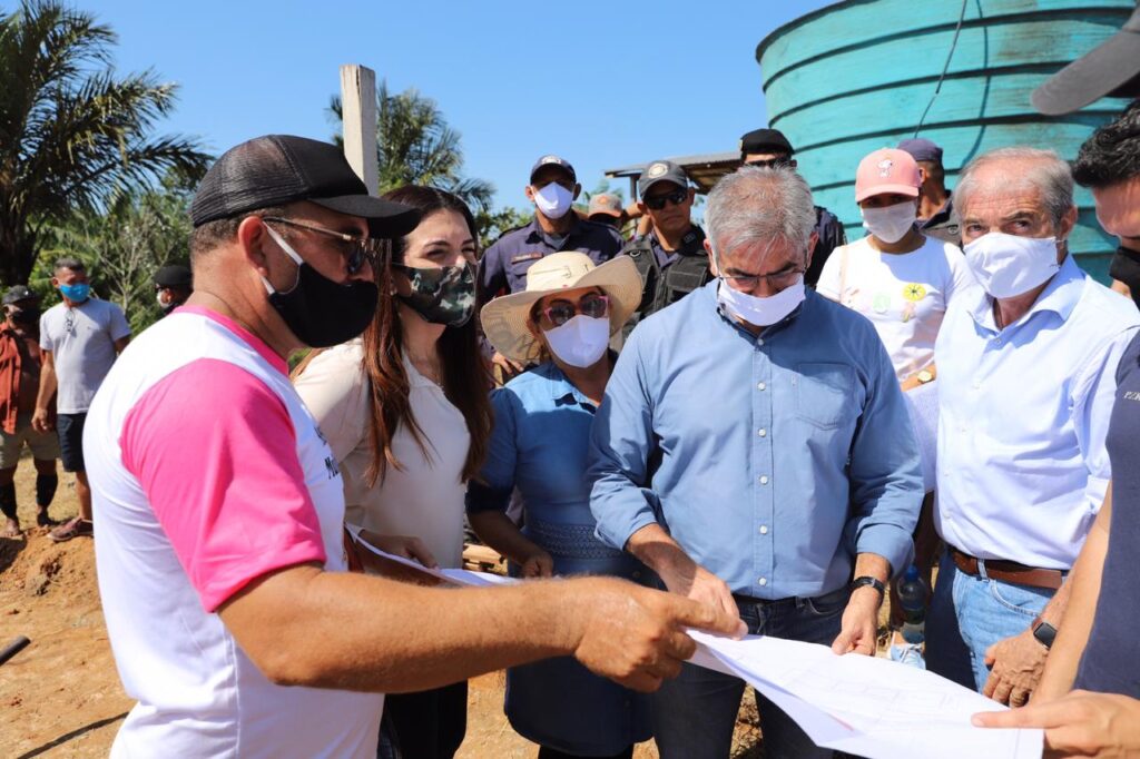 ênio com a Prefeitura de Beruri para a recuperação do sistema viário O secretário da pasta, Carlos Henrique Lima, também visitou a obra do novo sistema de abastecimento de água do município