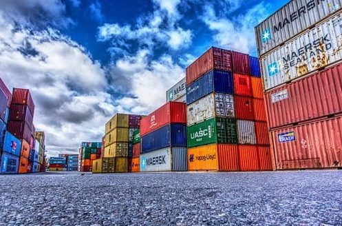 Exportações brasileiras de ferro, aço e alumínio sofrem efeitos das tarifas de Trump.