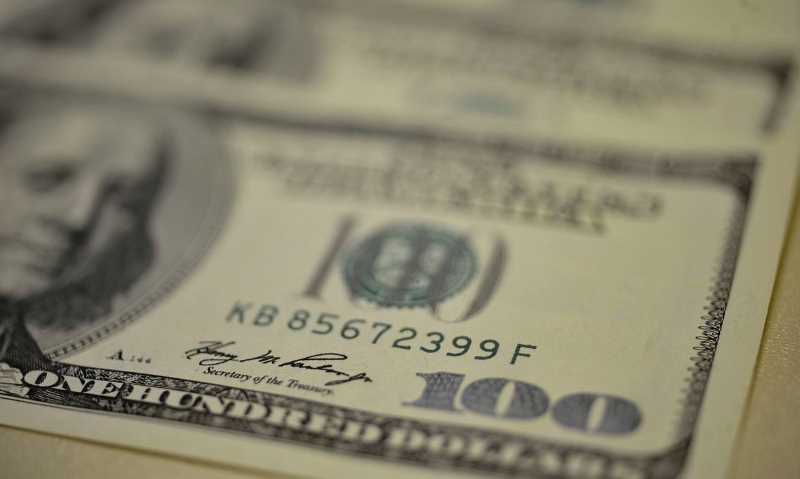 Dólar fecha acima de R$ 5,50 pela primeira vez em um mês