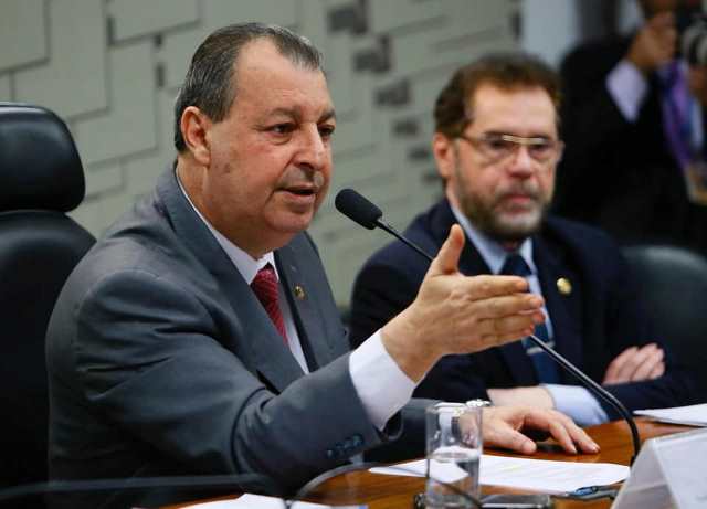 Omar e Plínio sã a favor da compra de vacinas por empresas