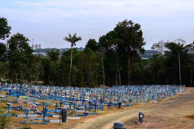 A média móvel de mortes por Covid-19 tiveram mais de mil ocorrências na sexta-feira