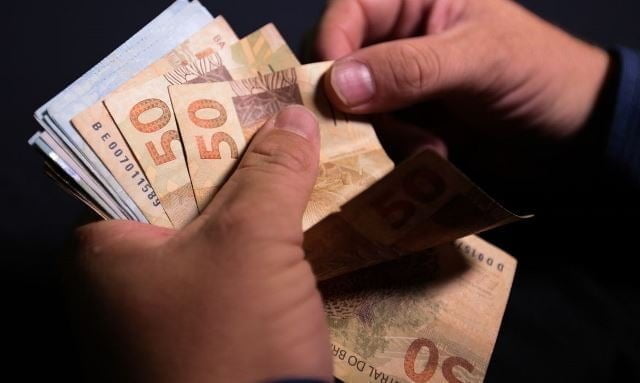 Arthur paga bônus para servidores do EJA