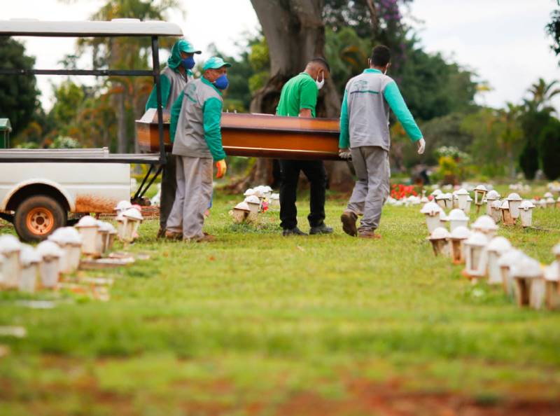 Sepultamento de manauense morto pela Covid durante a crise da falta de oxigênio nos hospitais da capital amazonense