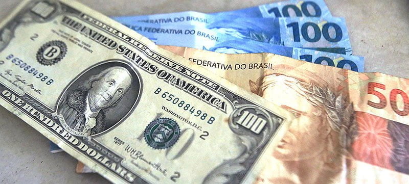 Subida do dólar impacta consumo no país