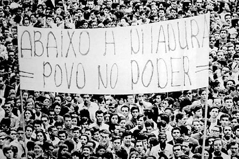 Entre três a quatro pessoas rejeitam a ditadura e concordam que a democracia é sempre melhor que qualquer outra forma de governo (Foto: Reprodução)