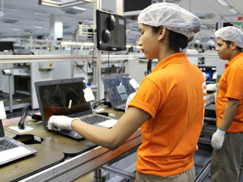 Trabalhador produz bens de informática em indústria do Amazonas