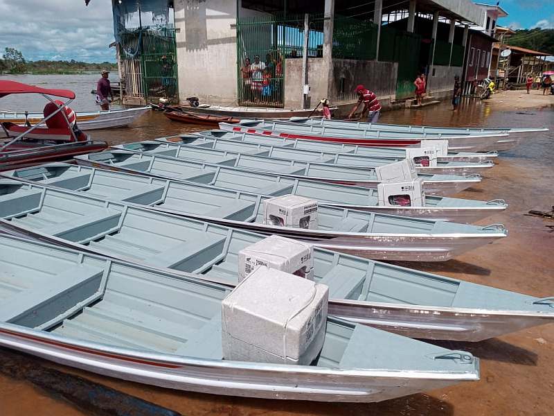 Em Anamã, pescadores receberam barcos no último sábado