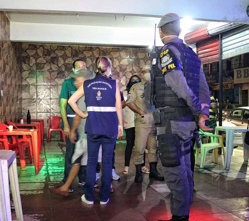 Bar e outros estabelecimentos são fechados