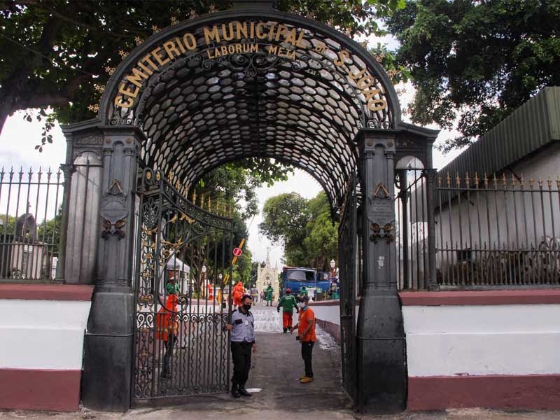 Entrada do cemitério público São João Batista, em Manaus