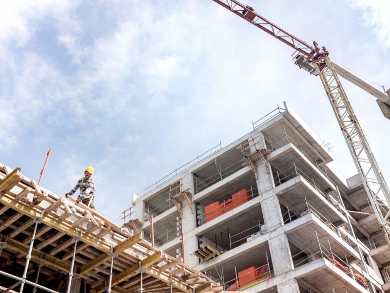 Operário da Construção Civil trabalha em prédio de Manaus