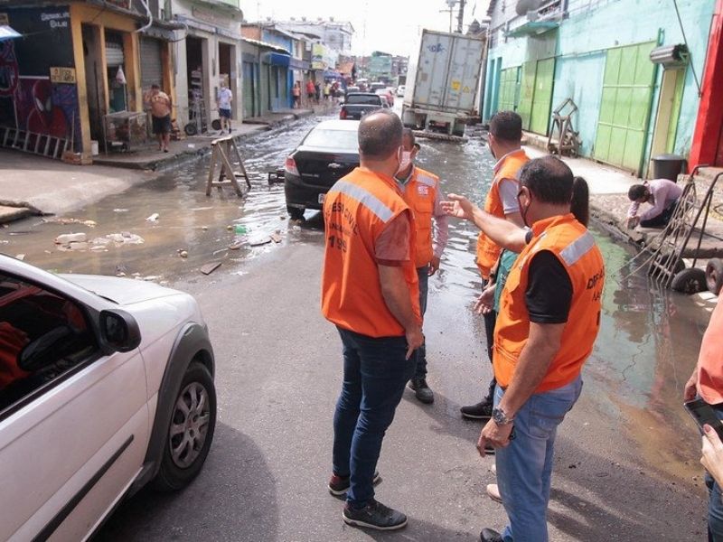 Enchente do rio Negro leva a interdição na rua dos Barés