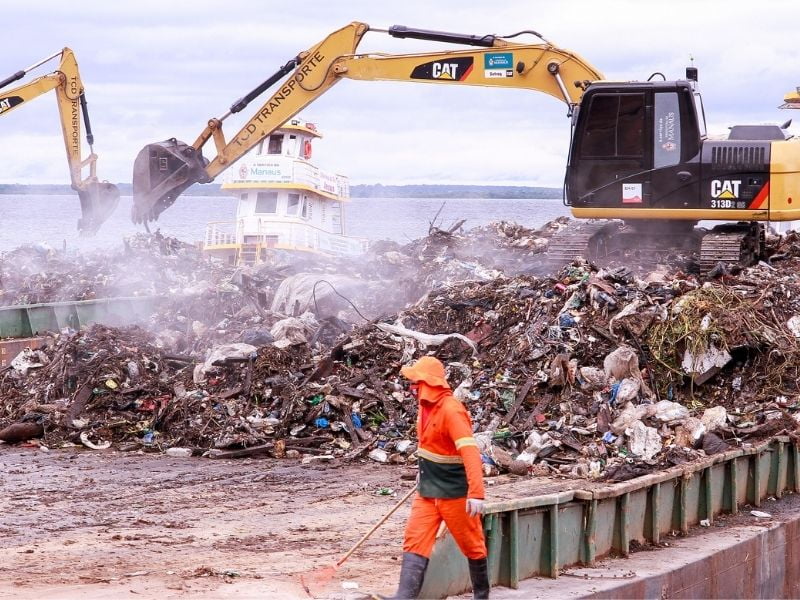 Lixo coletado de igarapés de Manaus