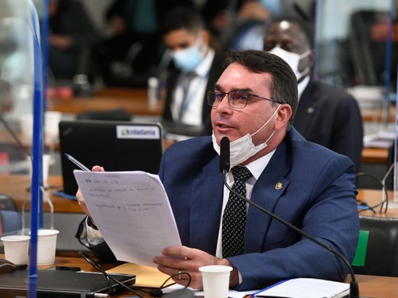 Flávio Bolsonaro tem notícia crime do STF