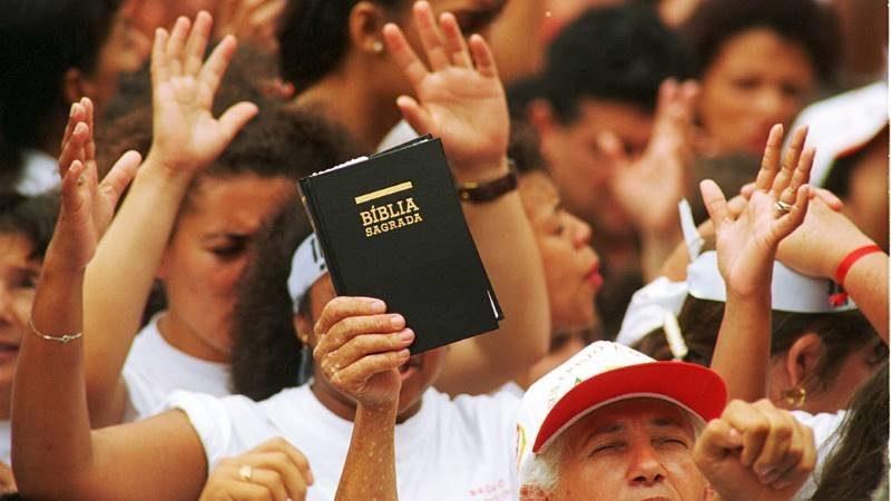 Conforme a pesquisa, os evangélicos são os que mais seguem as orientações das lideranças religiosas para política (Foto: Reprodução)