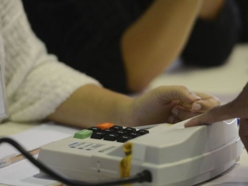 Imagem de eleitor votando com biometria, sistema introduzido na eleição de 2018
