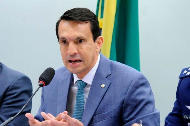 Presidente da Comissão de Desenvolvimento Econômico, Sidney Leite, disse ao representante da Aneel que 1 milhão de pessoas no AM não têm acesso a energia (Foto: Cleia Viana/Divulgação)