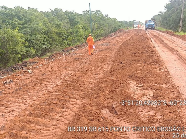 DNIT pretende liberar rodovia totalmente neste sábado (25) BR 319
