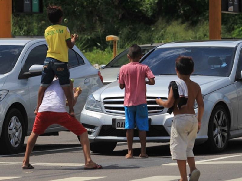 Crianças em semáforos (Foto: Márcio Melo)