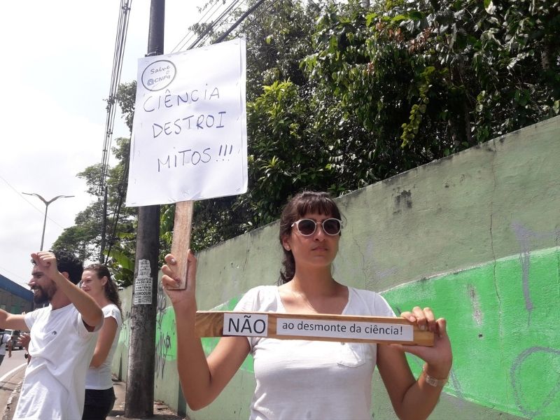 Manifestação contra os cortes para o setor de C&T