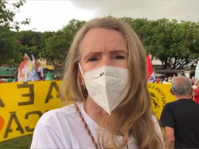 Vanessa Grazziotin em manifestação contra Bolsonaro