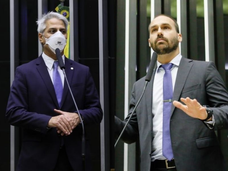 Deputados Alessandro Molon (Foto: Michel Jesus/Câmara dos Deputado Fonte: Agência Câmara de Notícias) Eduardo Bolsonaro (Foto: Marina Ramos/Câmara dos Deputados) falam sobre o passaporte da vacina