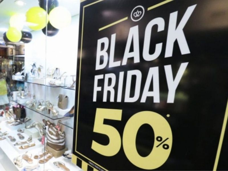 Placa de promoção com anúncio de Black Friday oferecendo 50% de desconto em loja