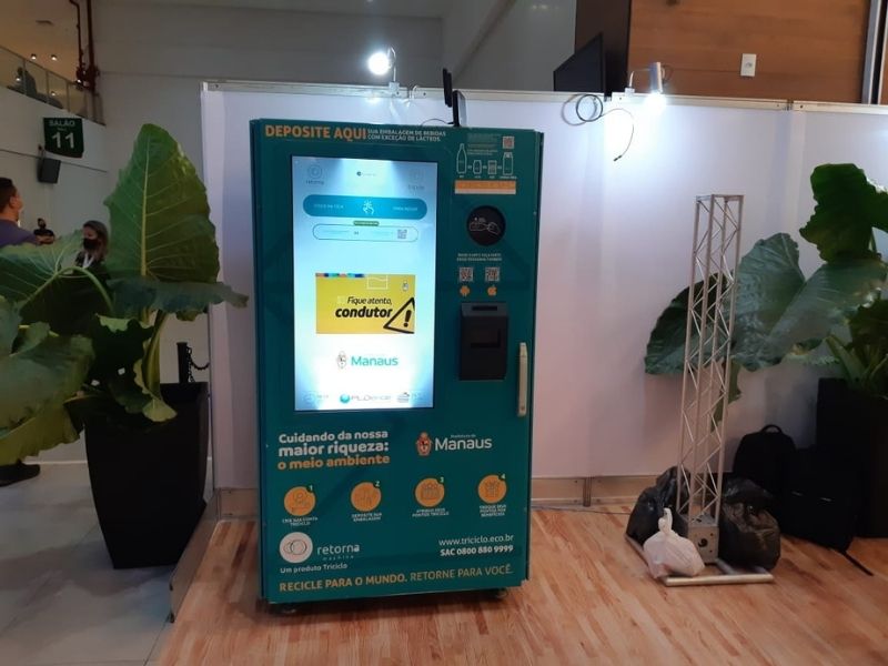 Manauara pode trocar recicláveis até por dinheiro, na máquina da Triciclo (Foto Emerson Medina)