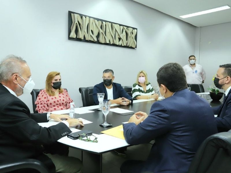 TCE-AM assina acordo de cooperação com escola