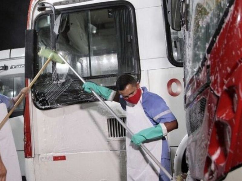 Limpeza de ônibus em Manaus