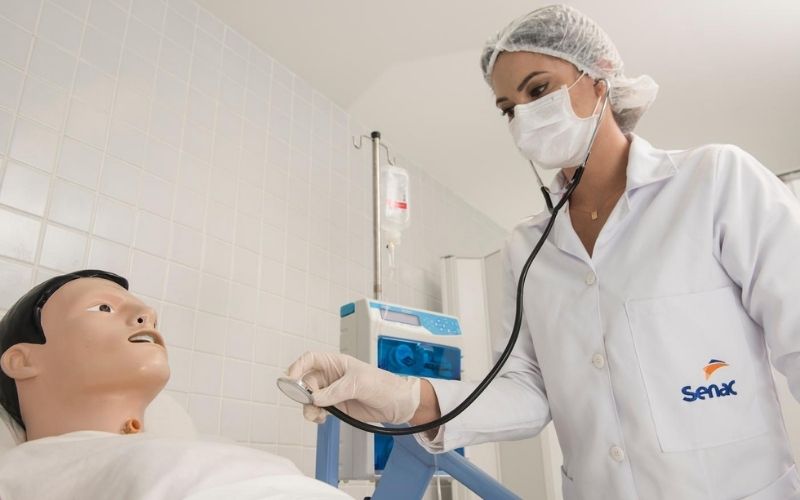 Enfermeiro atende paciente
