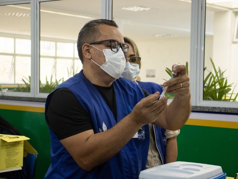 As coberturas vacinais de terceira dose contra a Covid estão extremamente baixas entre os adultos jovens, em torno de 50% (Foto: Reprodução)