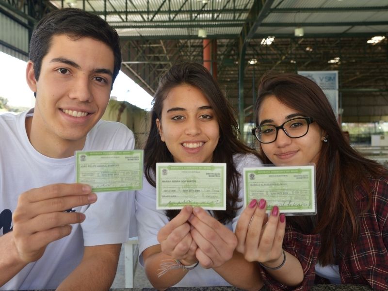 Eleitores e eleitoras mostram título em Brasília