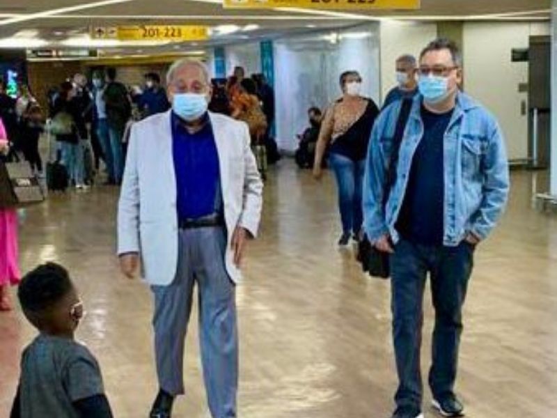 Amazonino Mendes embarco em avião rumo a Manaus