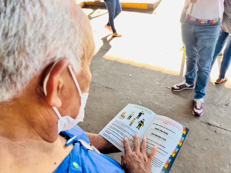 Servidoes da Arsepam distribuíram cartilhas e cartazes sobre os direitos das pessoas com o transtorno do espectro autista (Foto: Rafael Seixas/Arsepam)