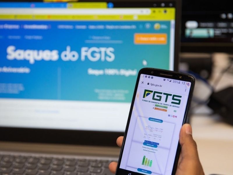Tela do Domicílio Eletrônico Trabalhista exibindo notificação do MTE sobre FGTS de trabalhadores domésticos.