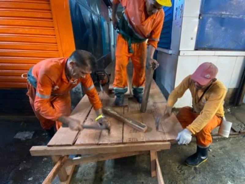 Prefeitura de Manaus atua no local com ações de enfretamento à cheia do rio Negro (Foto: Divulgação/Semcom)