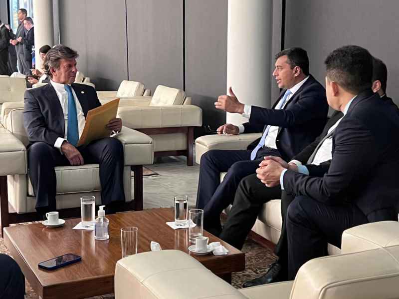 Wilson Lima entregou ao ministro Fux um memorial com argumentos para manutenção da garantia da ZFM (Foto: Divulgação/Secom)