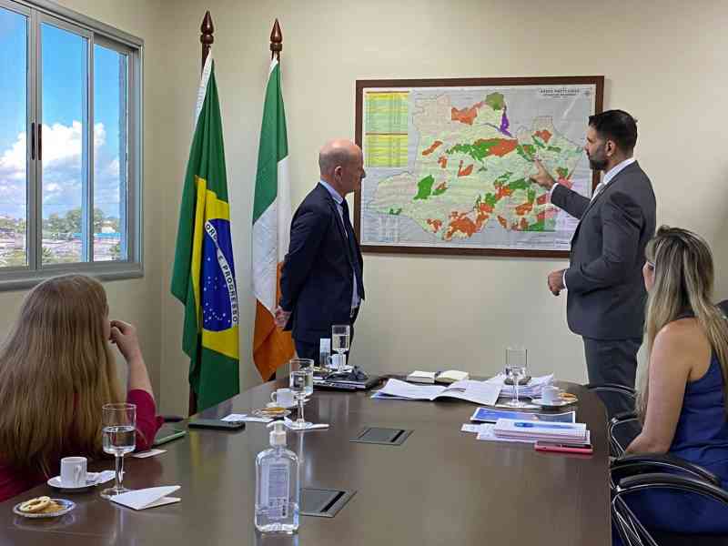 Comitiva da Embaixada da Irlanda conheceu comunidades com projetos ambientais do Amazonas (Foto: Divulgação/Sema)