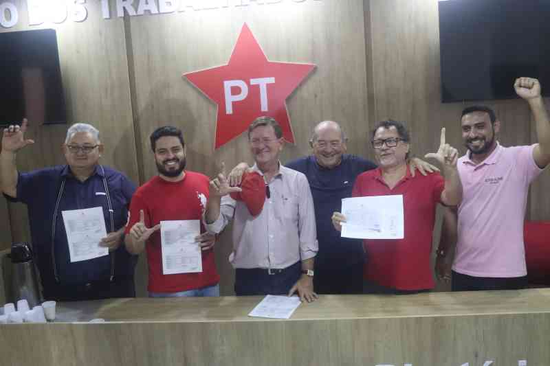 Apesar de se inscreverem em horários diferentes, Zé Ricardo e Praciano se encontraram na sede do PT, além de outros candidatos (Foto: Divulgação/PT)