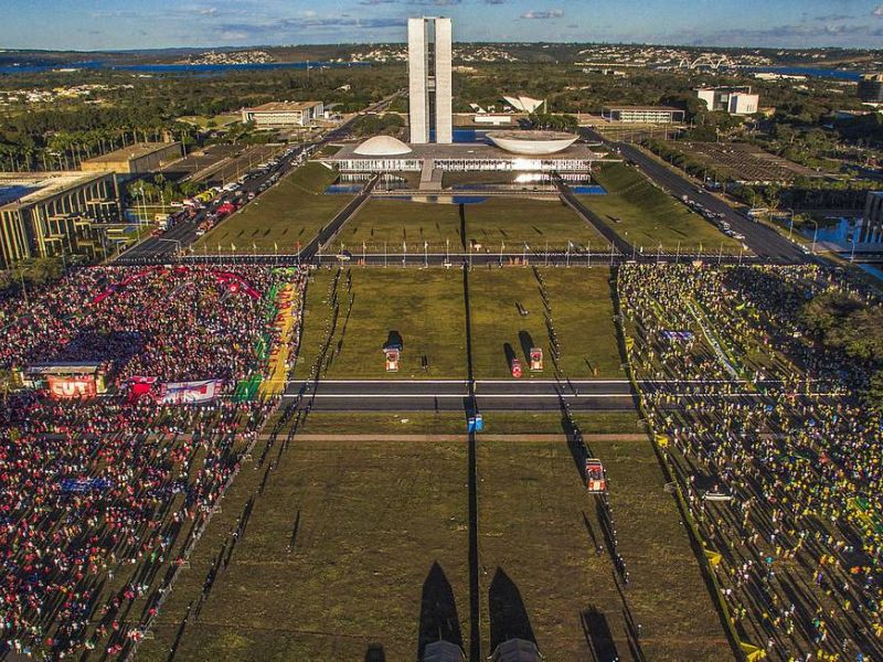 manifestantes lula e bolsonaro