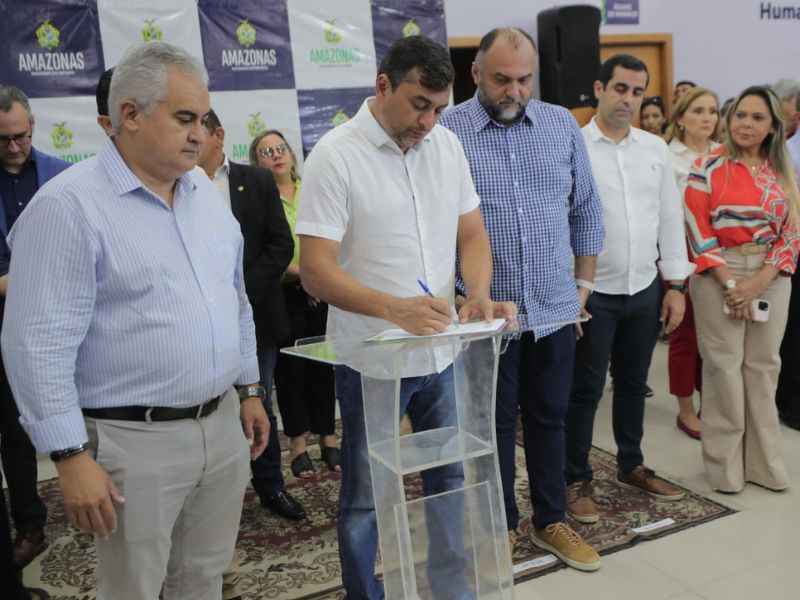 Wilson Lima destaca que o PAC facilita acesso a serviços como resolver problemas com as concessionárias de luz e água, além de fazer cadastro para emprego e buscar auxílio jurídico (Foto: Divulgação/Secom)