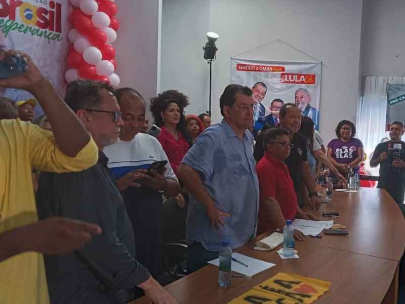 Eduardo Braga chegou após o início e foi convidado a compor a mesa pelo presidente estadual da Federação e do PT, Sinésio Campos (Foto: Divulgação/RealTime1)