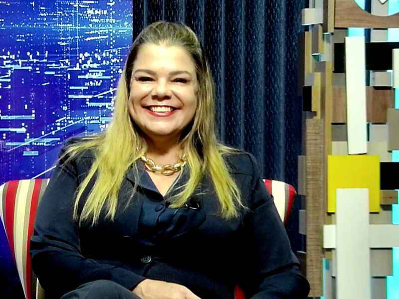 Secretária Kuka Chaves tratou dos processos seletivos para garantir professores nas salas de aula (Foto: Reprodução/RealTime1)