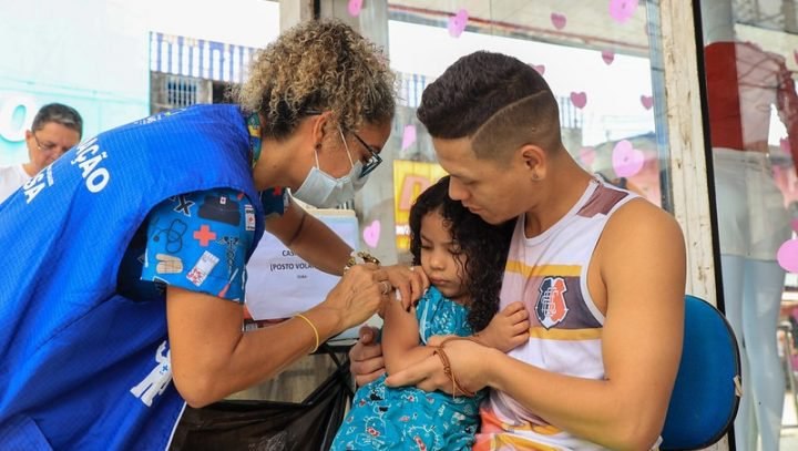As crianças devem ser levadas aos pontos de atendimento com a certidão de nascimento ou documento de identificação com foto (Foto: Divulgação)