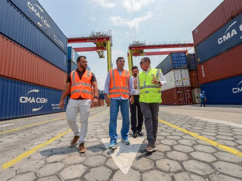 Wilson Lima estava no Porto do Chibatão um dos maiores do País que atende empresas do PIM (Foto: Alex Pazuello/Divulgação)