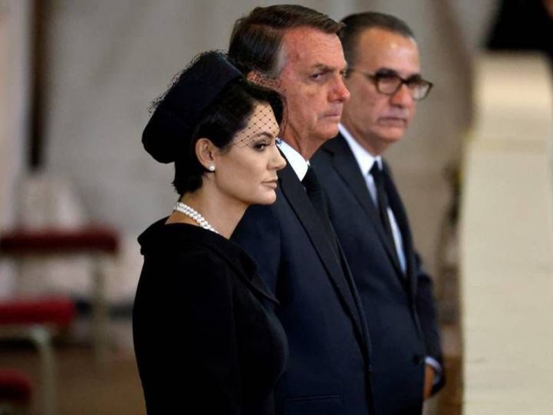 Bolsonaro visita caixão da rainha ao lado de Michelle e Silas Malafaia